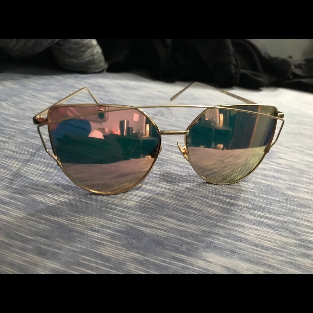 Super cute reflective sunnies 🕶☀️